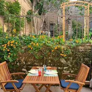 Capucines, Un Jardin Secret Dans Le Centre Historique , Arles France